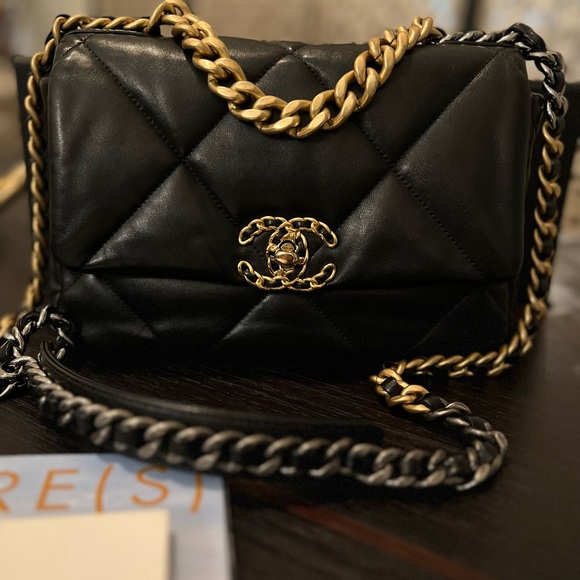 Chanel 19 Flap bag black with gold - Picture 3 of 11